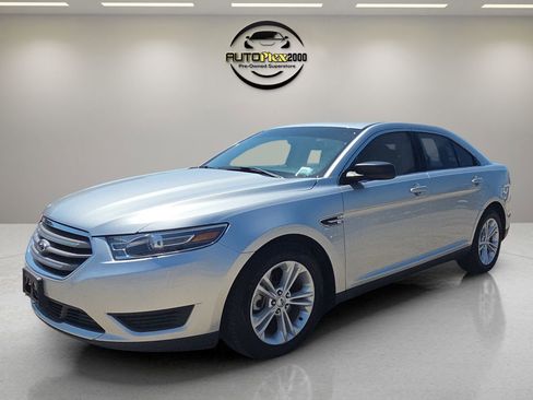 Used 2018 Ford Taurus SE image 3