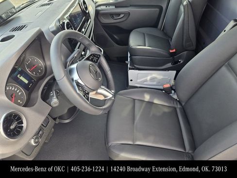 Used 2025 Mercedes-Benz Sprinter 2500 image 13