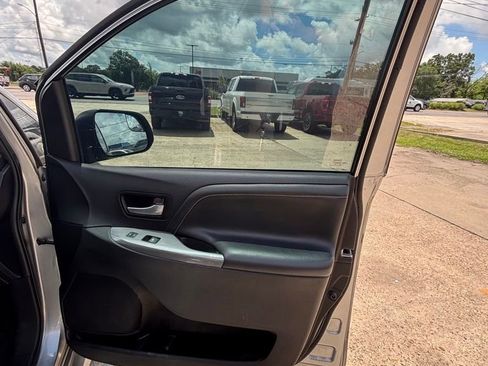 Used 2016 Toyota Sienna SE FWD image 17