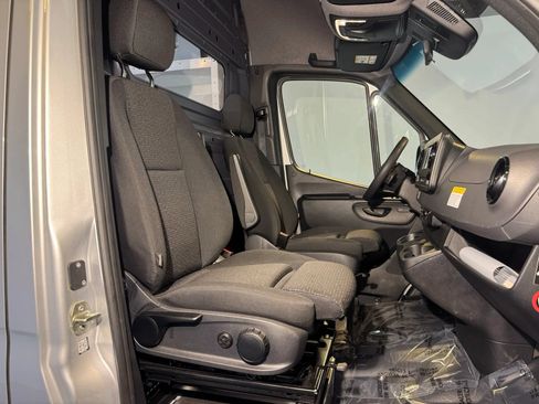 Used 2021 Mercedes-Benz Sprinter 2500 image 21