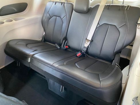 Used 2024 Chrysler Pacifica Limited FWD image 35