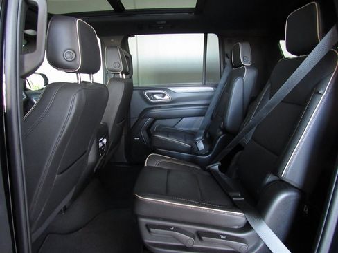 Used 2024 GMC Yukon XL SLT w/ SLT Luxury Package image 15