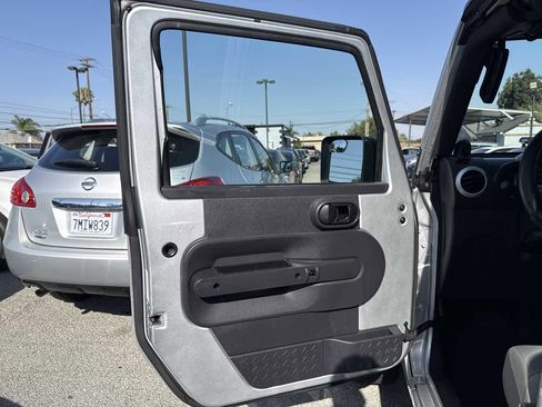 Used 2010 Jeep Wrangler Unlimited Sahara AWD/4WD image 6