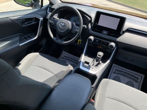 Used 2024 Toyota RAV4 LE AWD/4WD image 32