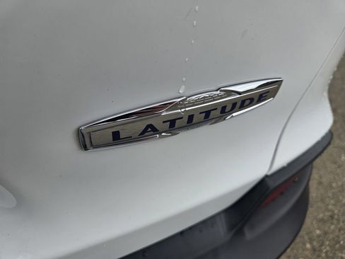 Used 2019 Jeep Cherokee Latitude Plus FWD image 21