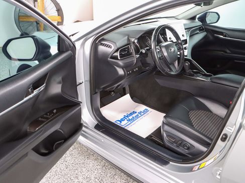 Used 2024 Toyota Camry SE image 3