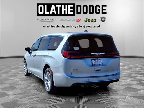 New 2026 Chrysler Pacifica Limited AWD/4WD image 3