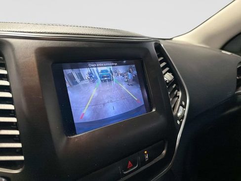 Used 2021 Jeep Cherokee Latitude FWD image 22