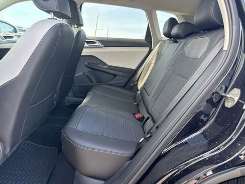 Used 2025 Volkswagen Taos SE image 9