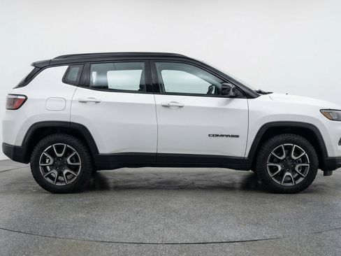 Used 2025 Jeep Compass Trailhawk image 11