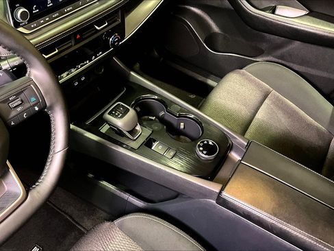 Used 2025 Nissan Rogue SV image 18