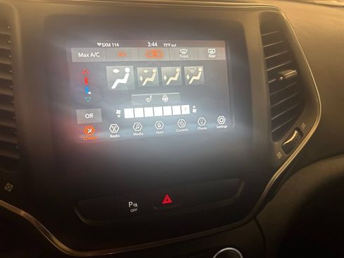 Used 2020 Jeep Cherokee Latitude Plus w/ Cold Weather Group AWD/4WD image 14