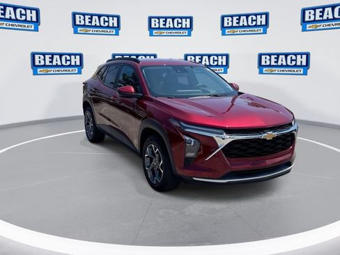 Used 2025 Chevrolet Trax LT w/ LT Convenience Package FWD image 2