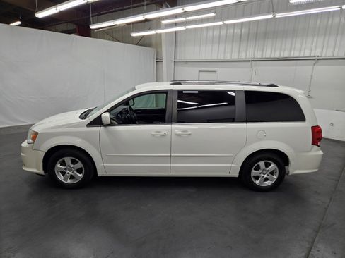 Used 2011 Dodge Grand Caravan Crew image 2