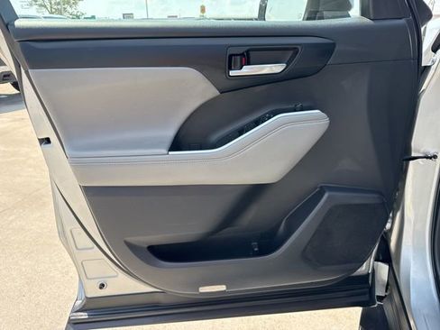 Used 2022 Toyota Highlander XLE image 31