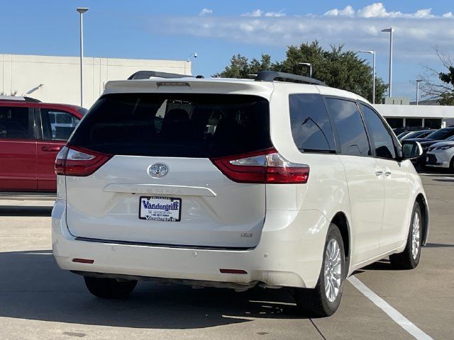 Used 2017 Toyota Sienna XLE Premium FWD image 4