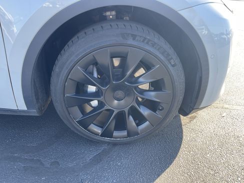 Used 2021 Tesla Model Y Long Range image 13