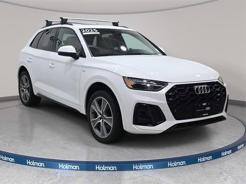 Certified 2025 Audi Q5 2.0T Premium w/ Convenience Plus Package image 3