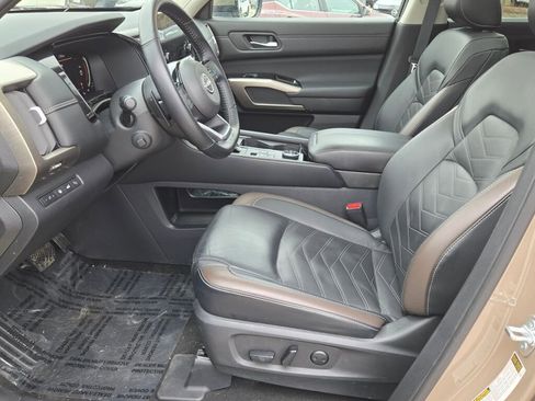 Used 2023 Nissan Pathfinder Platinum image 19