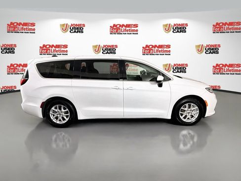 Used 2023 Chrysler Pacifica Touring-L FWD image 16