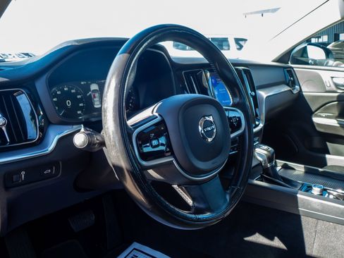 Used 2020 Volvo S60 T5 Momentum image 11