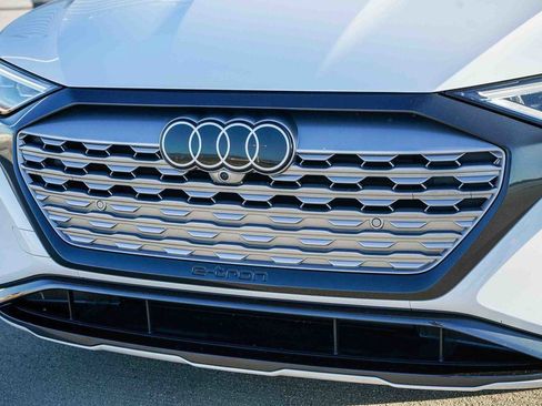 Used 2024 Audi Q8 e-tron Premium Plus w/ Premium Plus Package image 8