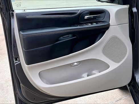 Used 2020 Dodge Grand Caravan SXT FWD image 15