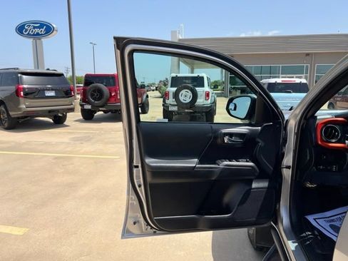 Used 2020 Toyota Tacoma TRD Off-Road AWD/4WD image 11