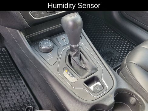 Used 2020 Jeep Cherokee Latitude Plus w/ Comfort/Convenience Group AWD/4WD image 26