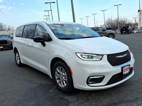 New 2026 Chrysler Pacifica Select image 1