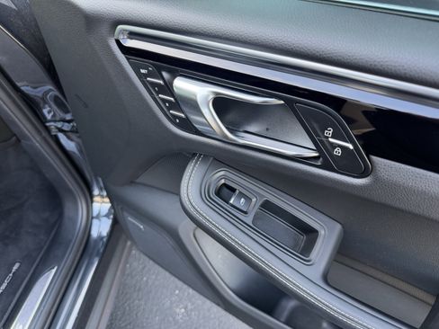 Certified 2024 Porsche Macan S AWD/4WD image 17