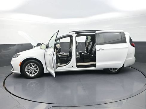 Used 2022 Chrysler Pacifica Touring-L FWD image 34
