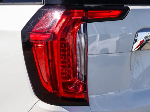 Used 2024 GMC Yukon XL SLT image 7