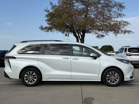 Used 2023 Toyota Sienna XLE FWD image 3