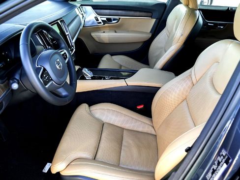 Used 2023 Volvo V90 B6 Cross Country Ultimate image 10