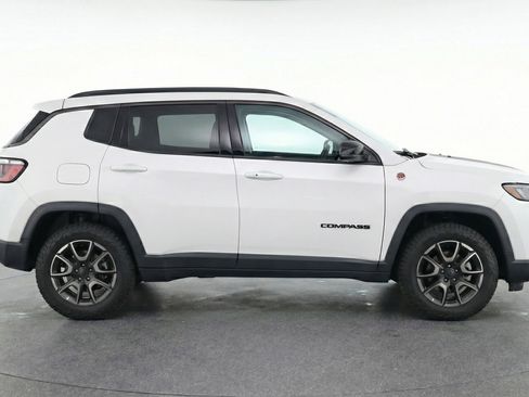 Used 2025 Jeep Compass Trailhawk AWD/4WD image 11