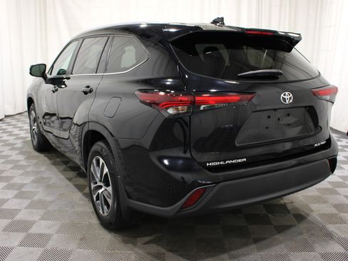 Used 2024 Toyota Highlander XLE AWD/4WD image 33