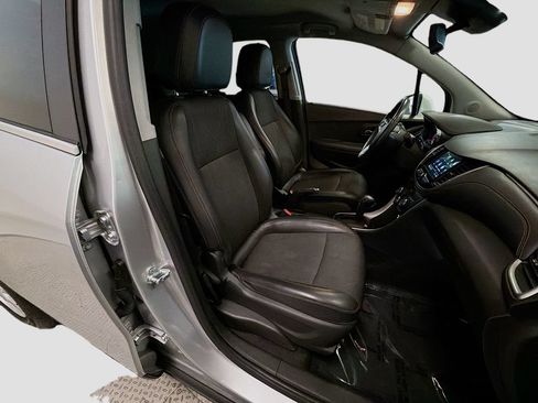 Used 2019 Chevrolet Trax LT w/ LT Convenience Package FWD image 24