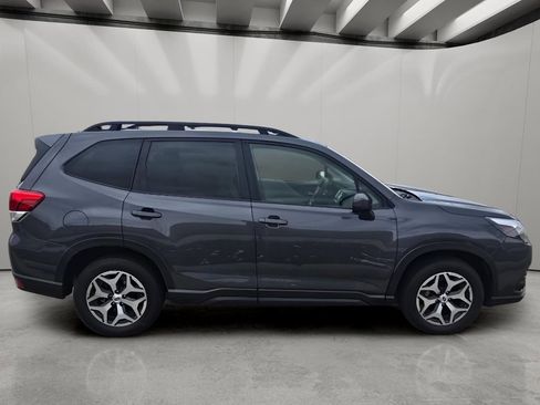 Used 2022 Subaru Forester Premium AWD/4WD image 6
