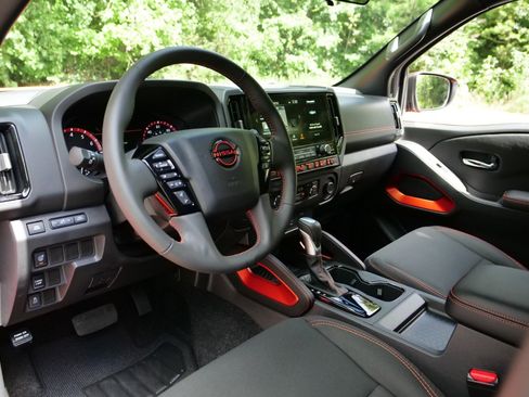 Used 2025 Nissan Frontier Pro-X RWD image 2