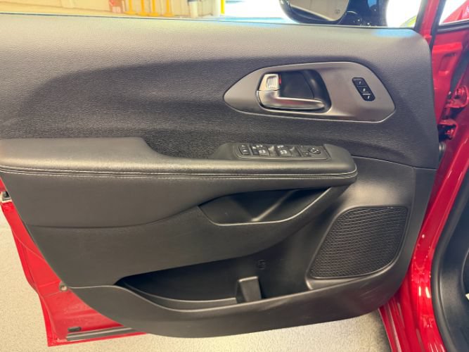 Used 2025 Chrysler Pacifica Select FWD image 9