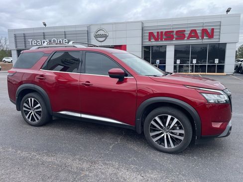 Used 2024 Nissan Pathfinder Platinum image 1