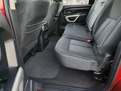 Used 2018 Nissan Titan SV w/ SV Convenience Package image 18