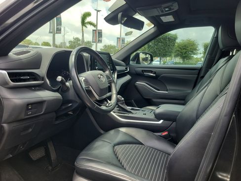 Used 2022 Toyota Highlander XSE FWD image 19