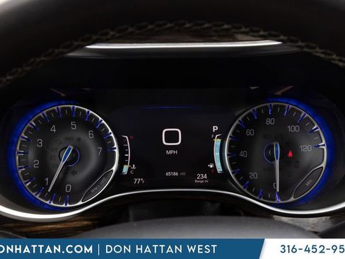 Used 2023 Chrysler Pacifica Limited FWD image 5