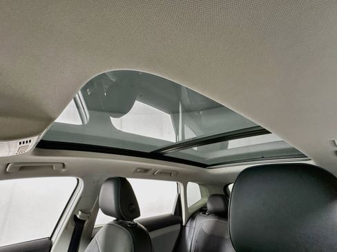 Used 2023 Volkswagen Taos SE w/ Panoramic Sunroof Package FWD image 5
