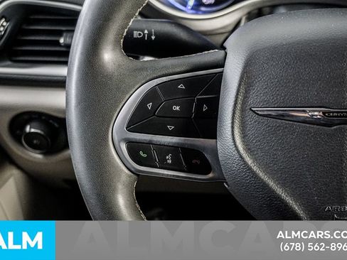 Used 2023 Chrysler Pacifica Touring-L FWD image 27