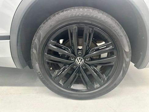 Certified 2022 Volkswagen Tiguan SE R-Line AWD/4WD image 18