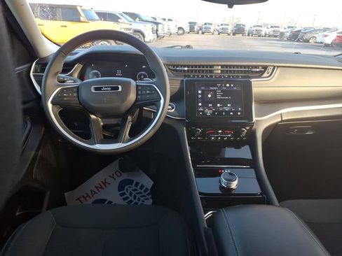 Used 2023 Jeep Grand Cherokee L Laredo image 11