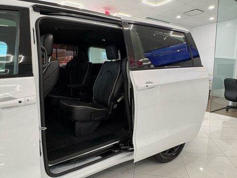 Used 2026 Chrysler Pacifica Limited w/ S Appearance Package image 16